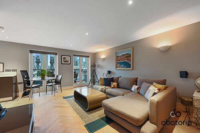 2 Bedroom Flat For Sale In Kingsbridge Court, Dockers Tanner Road, Docklands, London, E14