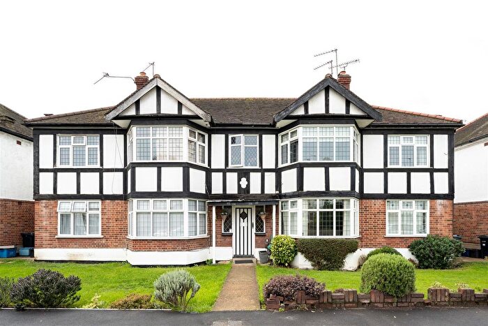 2 Bedroom Flat For Sale In Onslow Gardens, South Woodford, E18