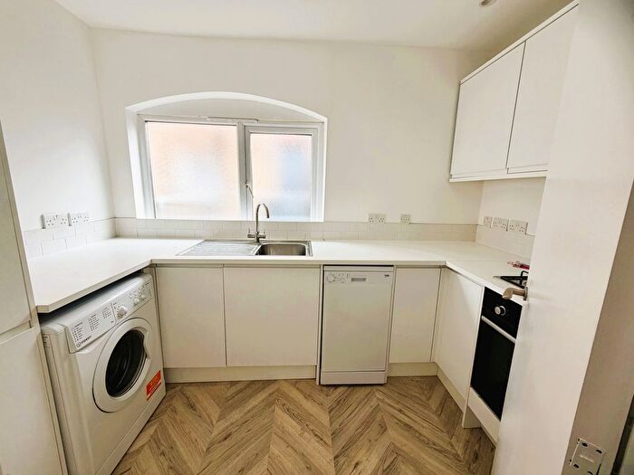 2 Bedroom Flat To Rent In Rostella Road, Tooting Broadway, London, SW17