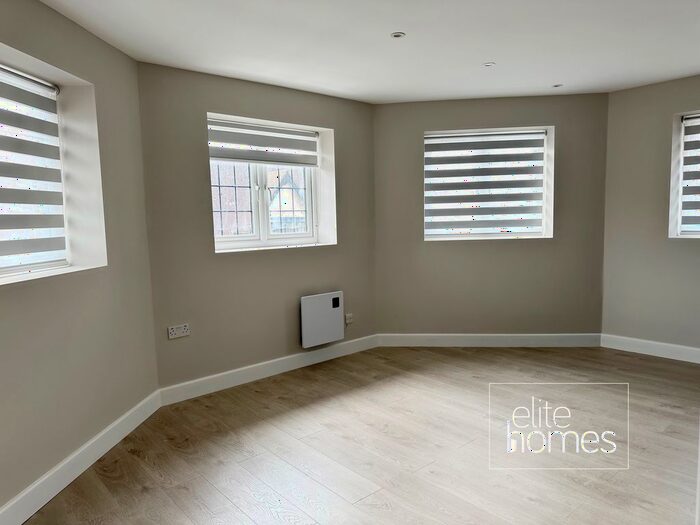 1 Bedroom Flat To Rent In The Highway, Beaconsfield, HP9