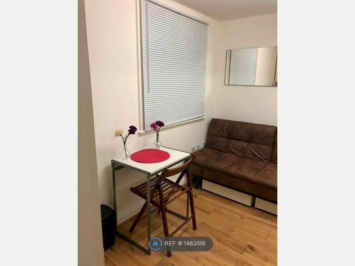 Studio To Rent In Pembridge Road, London, W11