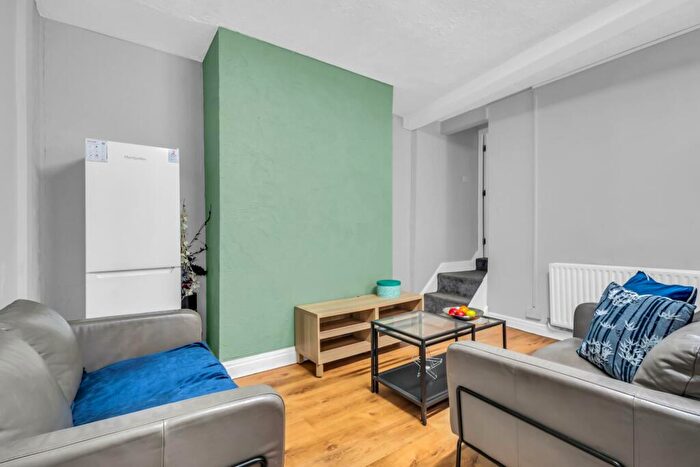 2 Bedroom Flat To Rent In Burley Road, Leeds, LS3