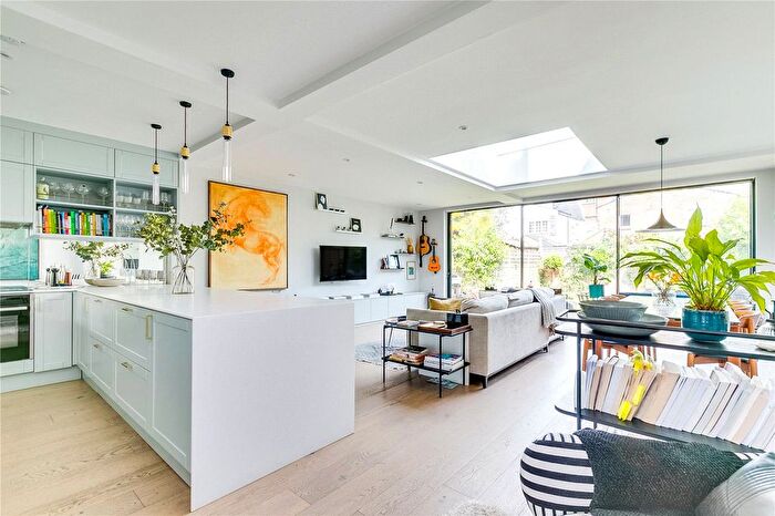 3 Bedroom Flat To Rent In Kenyon Street, London, SW6