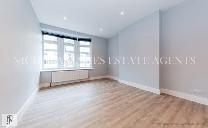 2 Bedroom Flat To Rent In Windmill Hill, Enfield, EN2