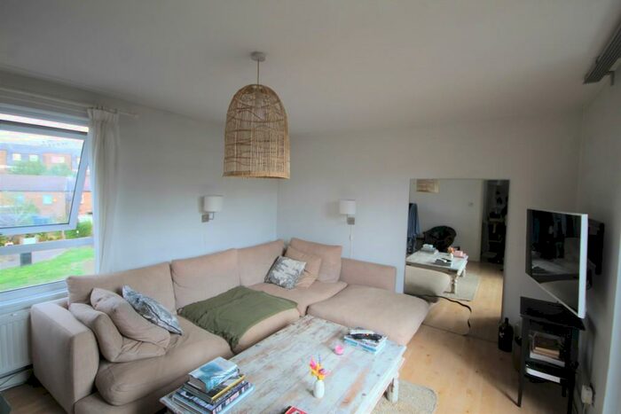 2 Bedroom Maisonette To Rent In Chambord Street, Shoreditch, E2