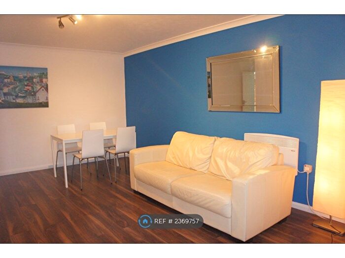 2 Bedroom Flat To Rent In Epping Close, Reading, RG1