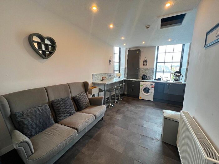 3 Bedroom Flat To Rent In South Bridge, Old Town, Edinburgh, EH1