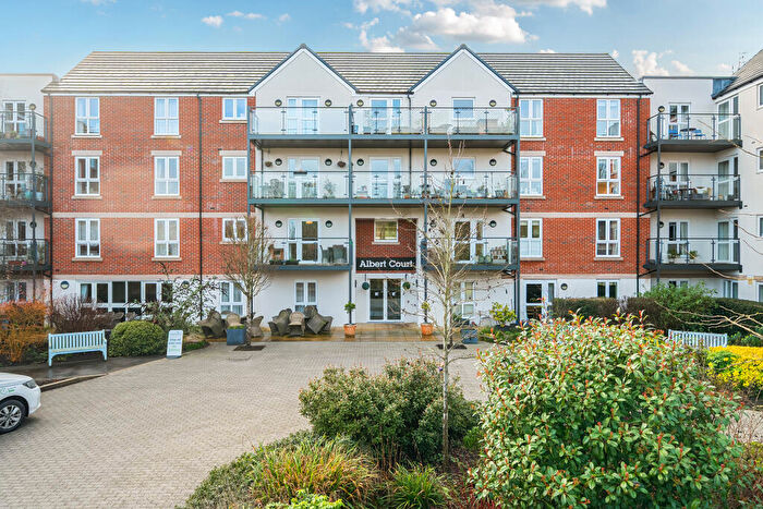 2 Bedroom Flat For Sale In Reading Road, Henley-On-Thames, RG9