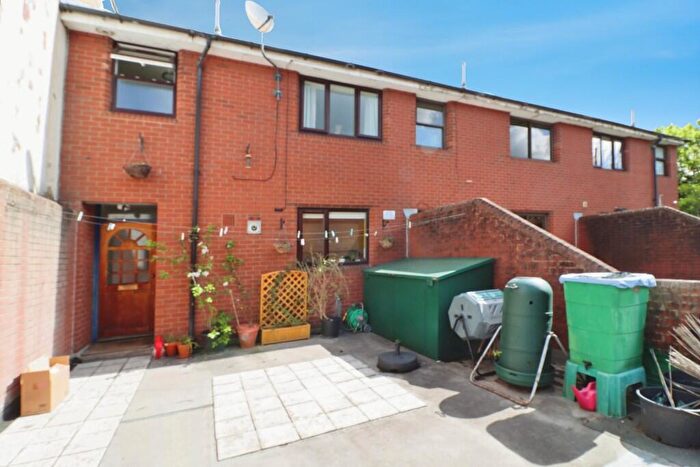 2 Bedroom Maisonette For Sale In Bartlett Street, Croydon, London, CR2