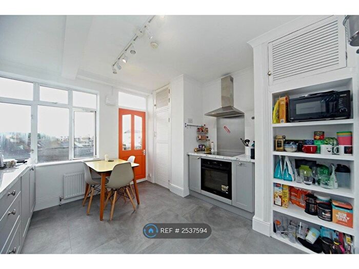 3 Bedroom Flat To Rent In New Park Court, London, SW2