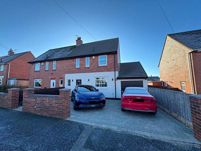 3 Bedroom Semi-Detached House For Sale In Glenfield Road, Longbenton, NE12