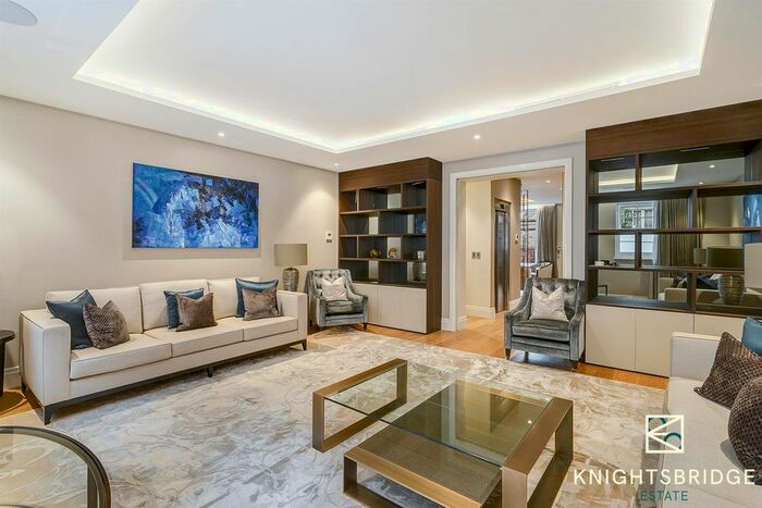 4 Bedroom Mews To Rent In Woods Mews, Mayfair, London, W1K