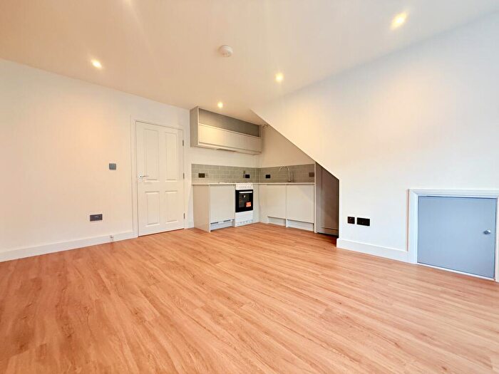 2 Bedroom Maisonette To Rent In Doggett Road, SE6