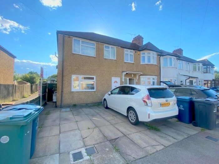 2 Bedroom Maisonette To Rent In Carmelite Road, Harrow Weald, Middlesex, HA3