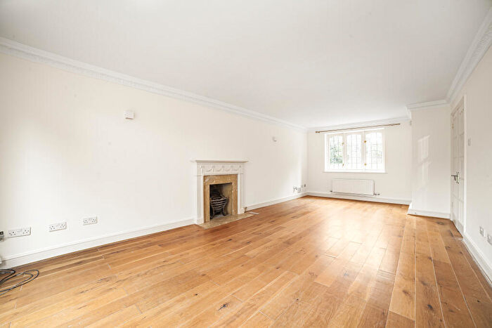 5 Bedroom House To Rent In Cranmer Close, Weybridge, KT13