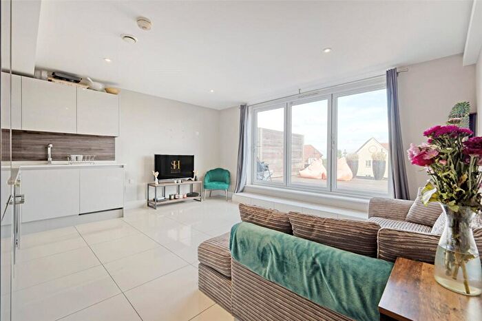 Penthouse To Rent In High Street, Billericay, Essex, CM12
