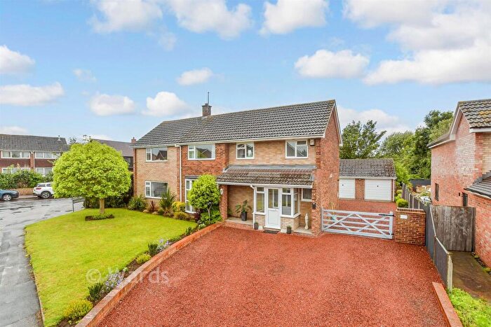 4 Bedroom Detached House For Sale In Manwood Close, Sittingbourne, Kent, ME10