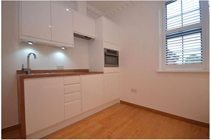 Apartment To Rent In Whitley Street, Reading, Berkshire, RG2