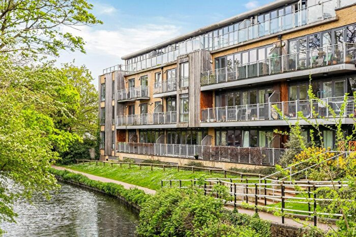 2 Bedroom Flat For Sale In Mead Lane, Hertford, SG13