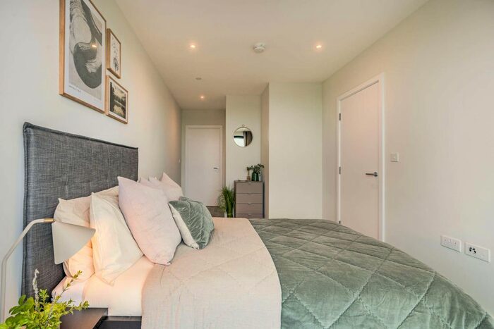 3 Bedroom Flat To Rent In Thomas Layton Way, Brentford, TW8