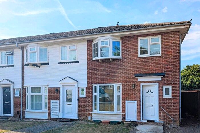 3 Bedroom End Of Terrace House To Rent In Woking, Surrey, GU22