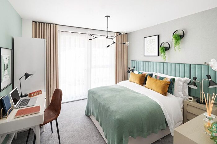 3 Bedroom Flat For Sale In High Street, Brentford, TW8