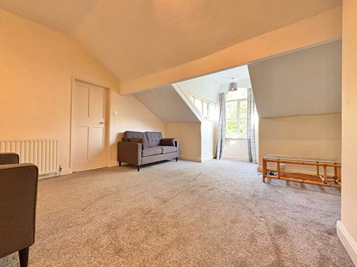 2 Bedroom Flat To Rent In Moorland Road, Hyde Park, Leeds, LS6