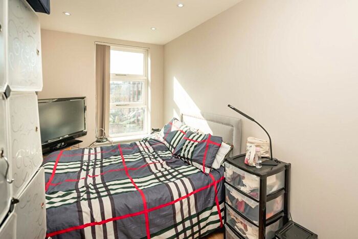 1 Bedroom Apartment For Sale In Bethwin Road, London, SE5