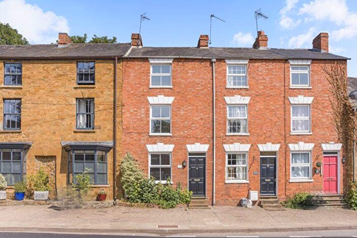 3 Bedroom Terraced House For Sale In High Street, Bloxham, OX15