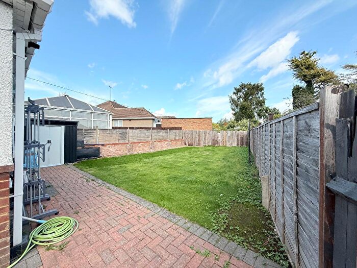 2 Bedroom Bungalow For Sale In Laburnum Grove, Warden Hills, Luton, Bedfordshire, LU3