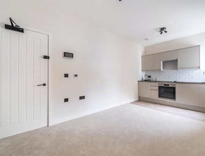 1 Bedroom Flat To Rent In High Street, Aldershot, Hampshire, GU12