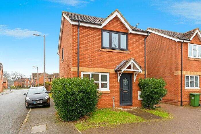 3 Bedroom Link Detached House For Sale In Earls Lane, Slough, SL1