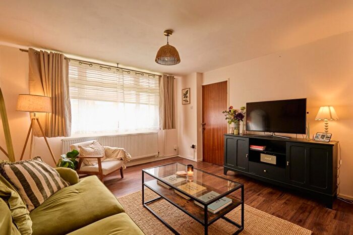 3 Bedroom Semi-Detached House For Sale In Mirfield Road, Witney, OX28