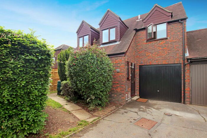 4 Bedroom Link Detached House To Rent In Manley James Close, Odiham, Hook, RG29