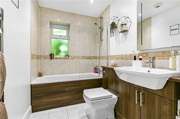 1 Bedroom Flat For Sale In Ferndale Road, Ashford, Surrey, TW15