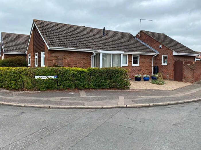 3 Bedroom Bungalow For Sale In Lewis Close, Newport Pagnell, Buckinghamshire, MK16