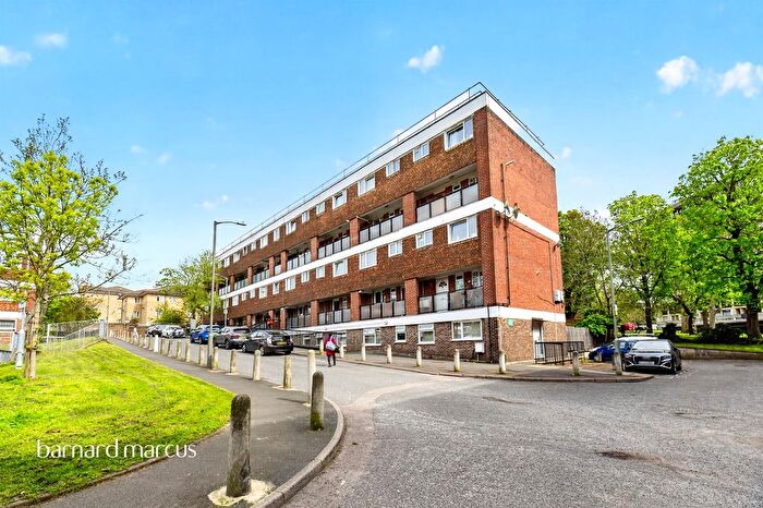 3 Bedroom Maisonette For Sale In Clarence Lane, London, SW15