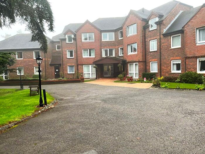 1 Bedroom Flat To Rent In Tanners Lane, Haslemere, Surrey, GU27
