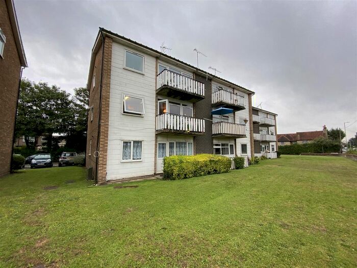 2 Bedroom Flat To Rent In High Road, Broxbourne, EN10