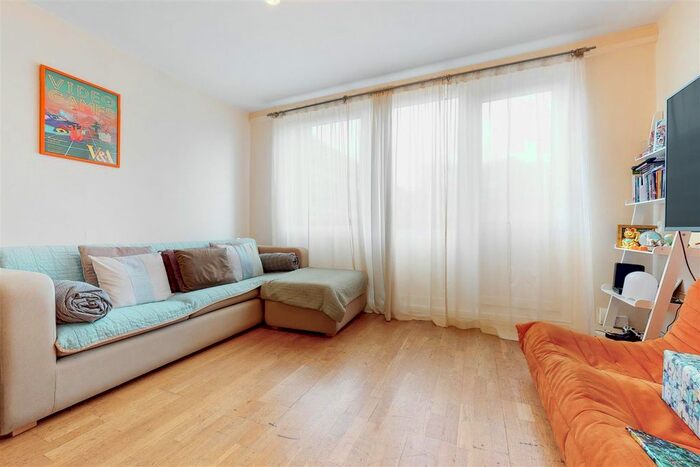 2 Bedroom Flat To Rent In Landor Road, London, SW9