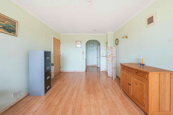 1 Bedroom Flat To Rent In Friern Park, North Finchley, London, N12