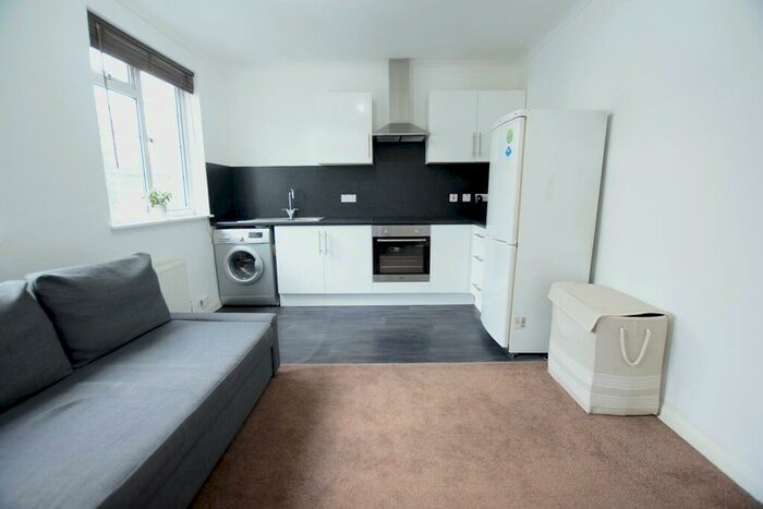 1 Bedroom Flat To Rent In Warwick Road, London, N18