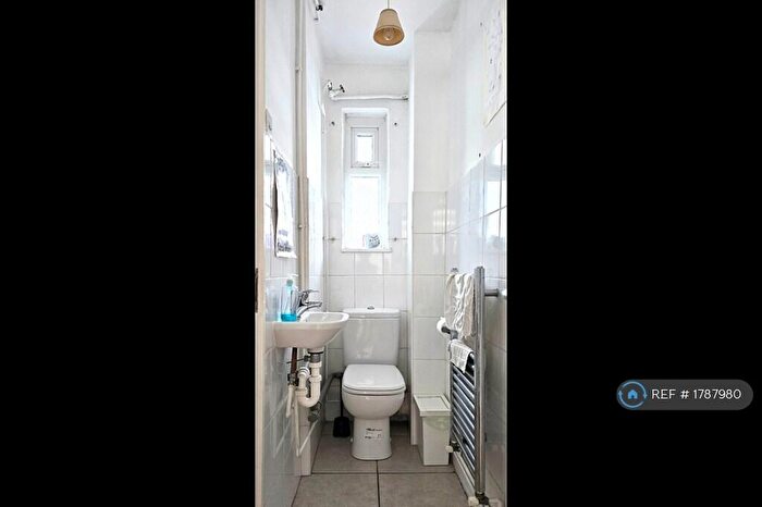 3 Bedroom Flat To Rent In Vince Court, London, N1