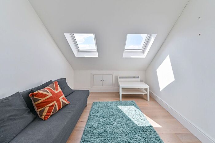 2 Bedroom Flat To Rent In Hoyle Road, Tooting Broadway, London, SW17