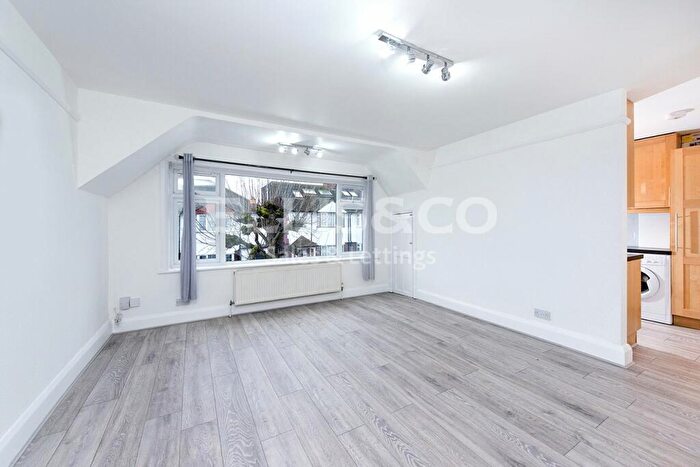 2 Bedroom Apartment For Sale In St Georges Road, Temple Fortune, NW11