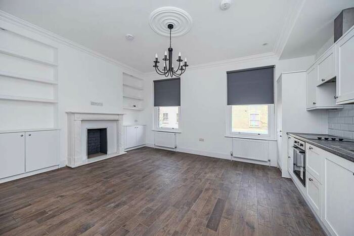 3 Bedroom Maisonette Flat To Rent In Reighton Road, Clapton, E5