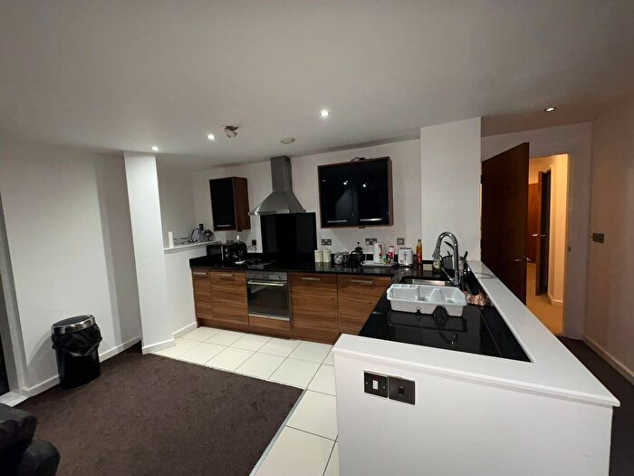 3 Bedroom Flat To Rent In The Gatehaus, Leeds Road, Bradford, West Yorkshire, BD1