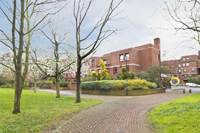 1 Bedroom Flat To Rent In More Close, St Paul's Court, London, W14