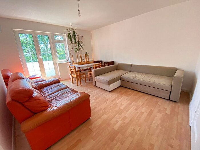 2 Bedroom Flat To Rent In Ridgeway Court The Ridgeway, Stanmore, HA7