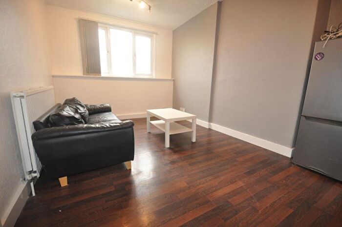 1 Bedroom Flat To Rent In Hall Grove, Hyde Park, Leeds, LS6
